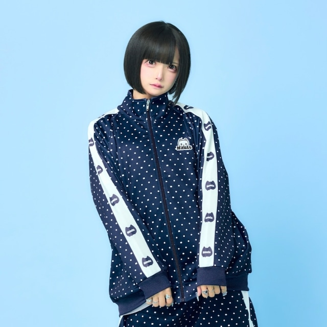 アパレルOEM製造のサンプル画像。Tシャツ・ワンピースなどの量産アイテム例。